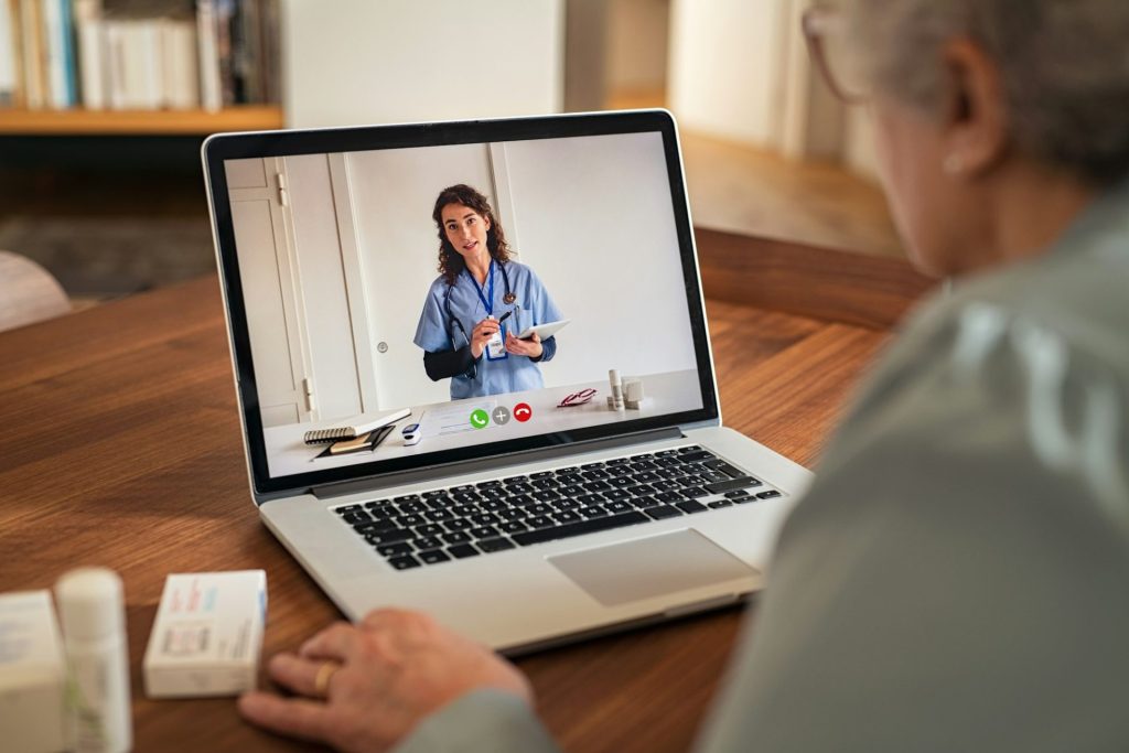 Senior woman in video télémedicine call with doctor